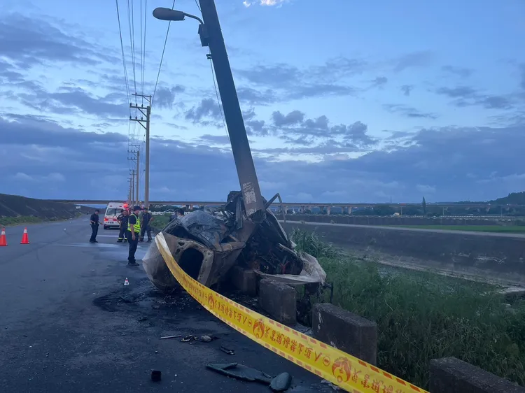 電線桿也被撞歪。民眾提供