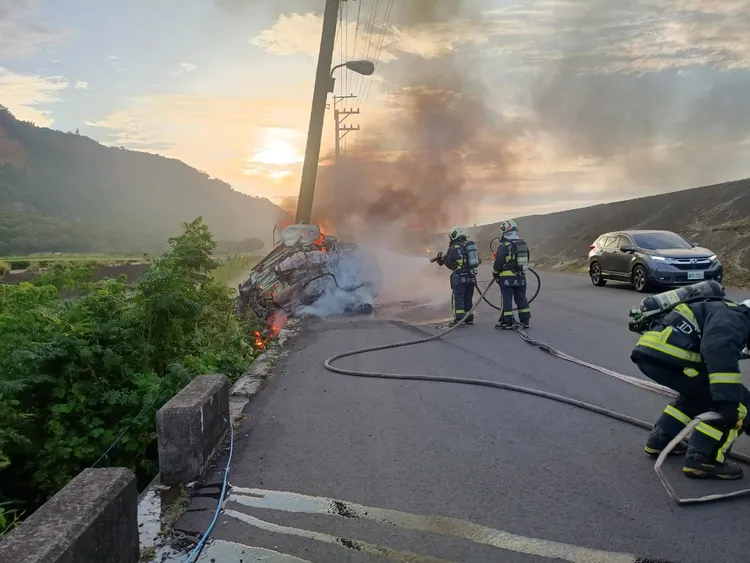 消防人員撲滅火勢，發現駕駛被燒死在車內。民眾提供