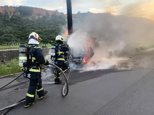 台中大安溪堤防火燒車 轎車自撞電桿起火!2人成焦屍