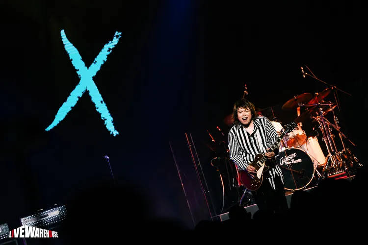 伍佰在台上演唱新歌。LIVE WAREHOUSE提供