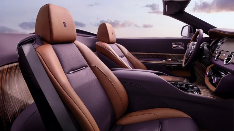 時計配色與勞斯萊斯逐影「紫晶石」皮革座椅的顏色巧妙呼應。品牌提供