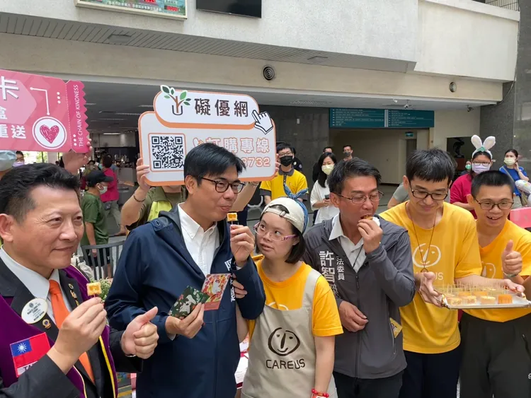 陳其邁市長、許智傑立委及國際獅子會300E-5區總監張展圖試吃身障學員手作秋節禮品。翻攝畫面