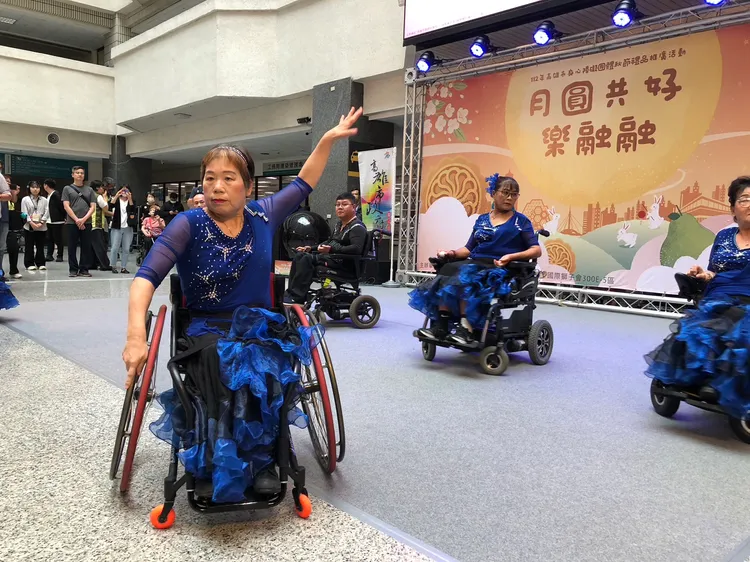 Ｅ＆Ｍ 輪椅舞蹈團為身障秋節禮品促銷揭開序幕。翻攝畫面