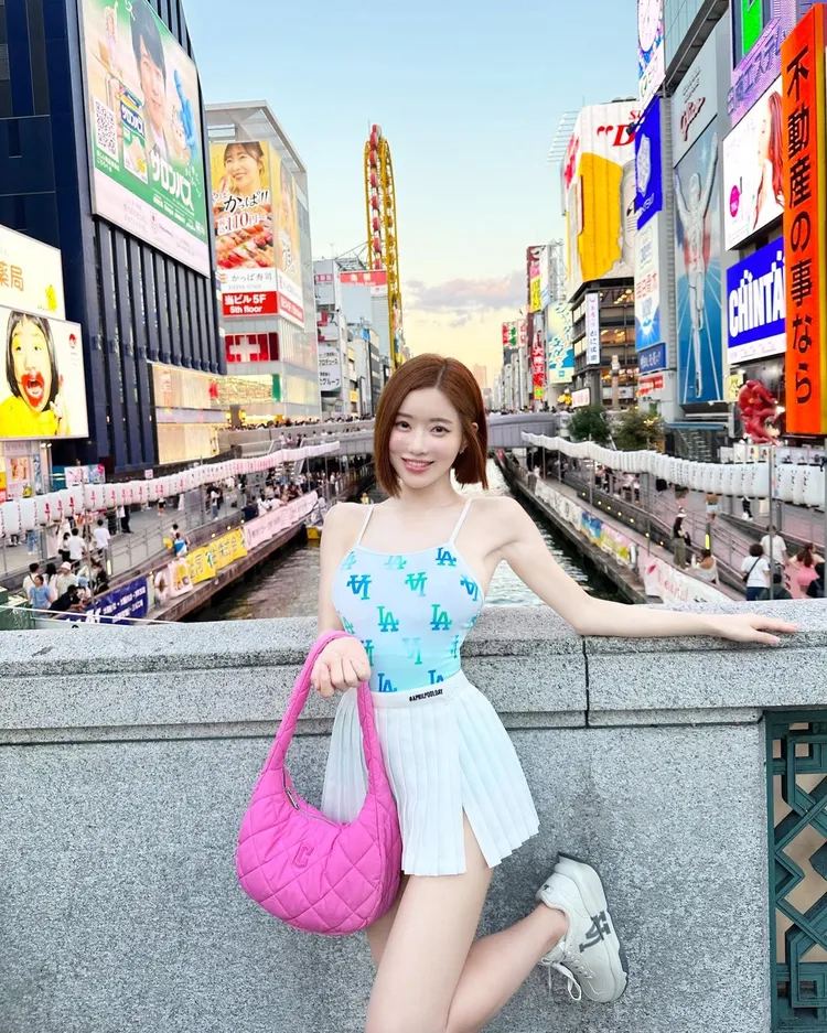 DJ SODA近期赴日本演出，在景點開心拍照念。翻攝自DJ SODA臉書