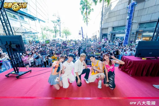 陳零九勾肩黃偉晉背後假環抱 近距離粉絲福利惹尖叫