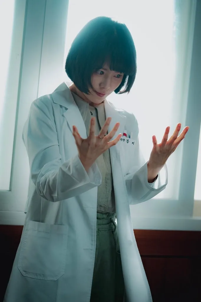 韓志旼劇中摸到別人屁股，就能知道對方在想什麼。Netflix提供