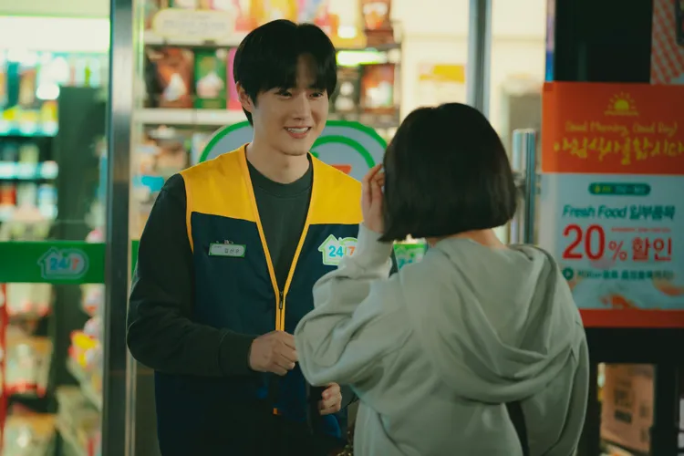 SUHO飾演超商打工仔，開拍前實際去便利商店觀察員工的行為舉止。Netflix提供