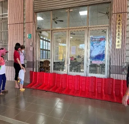 將軍區玉山社區佈設防水擋板。水利局提供