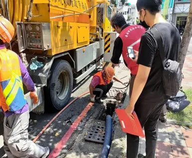 市府加強側溝清淤，嚴防颱風豪雨成災。水利局提供