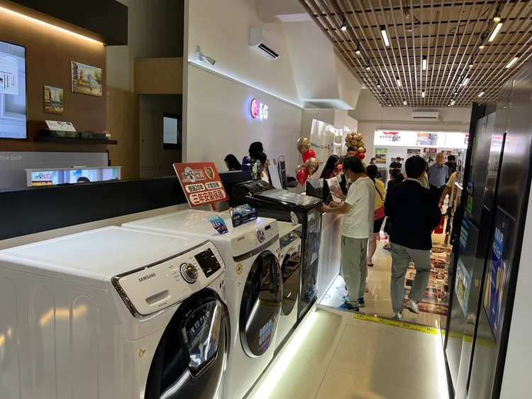 小蔡電器台中旗艦店佔地150坪。鮮明攝