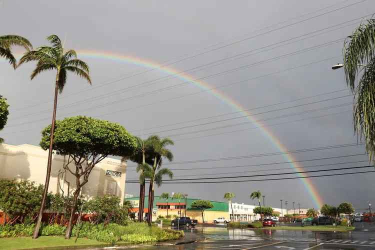 茂宜島卡胡魯伊10日雨後出現彩紅。路透社