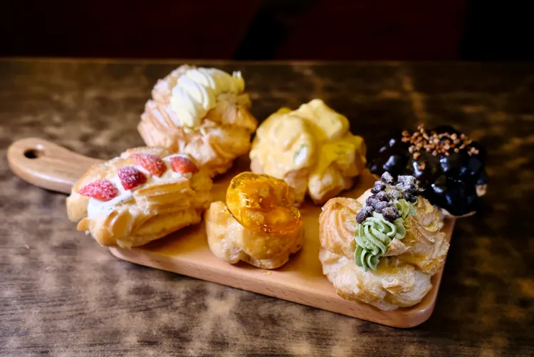 貓尾巴的草莓、焦糖、抹茶、巧克力、檸檬和栗子泡芙。主辦單位提供