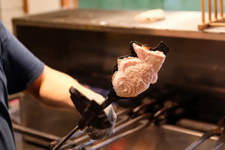 平安京鯛魚燒以剪刀式模具一個個烘烤薄皮鯛魚燒。主辦單位提供