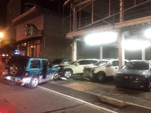偷車不成慘送醫！　竊路邊吉普車才剛起步就爆衝撞6車