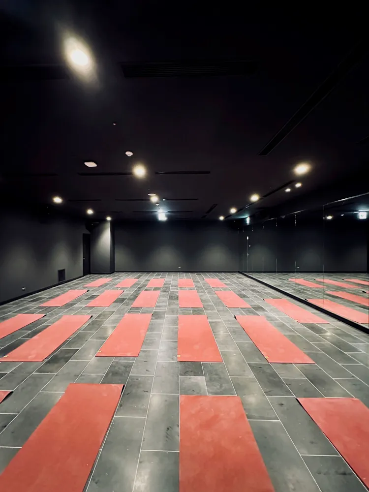 「JEXER FITNESS＆SPA南京復興」設置全台唯一來自喜馬拉雅山岩的全室岩盤地板熱團課教室，教室中保持與瑜珈發源地印度相近的濕熱環境。業者提供