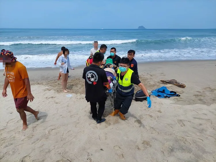 眾人合力將男子送醫。