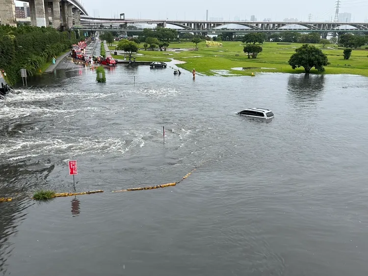 板橋堤外便道傳出駕駛受困，警消馳援。讀者提供