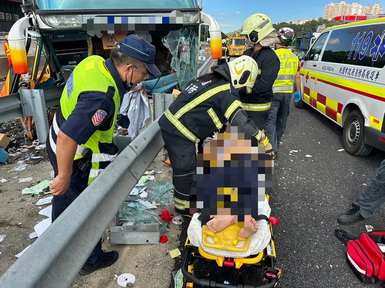 警消救出受困駕駛。桃園市消防局提供