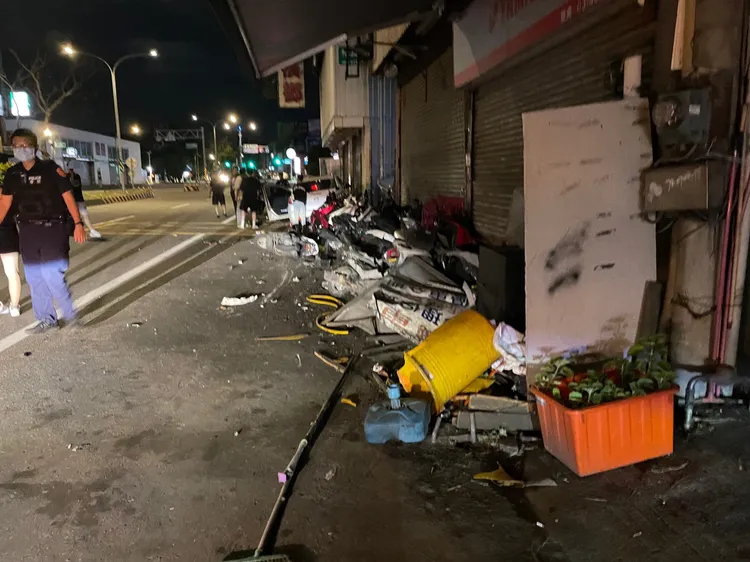 車禍現場造成20機車受損。楊梅警分局提供