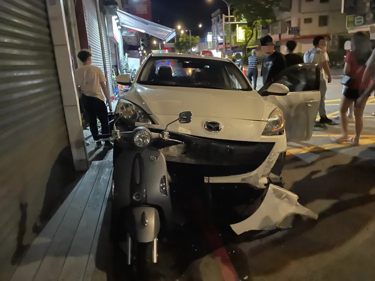 肇事車輛壓在機車上。楊梅警分局提供