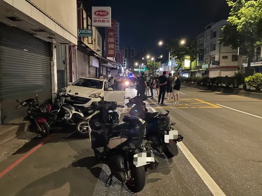 警車才開過！轎車高速刷一排機車　20台全倒畫面曝光