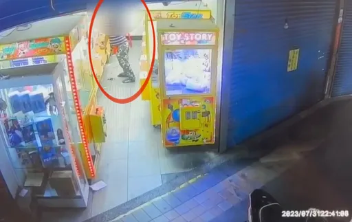 男子夾娃娃商品卡洞口暴怒 下一秒罵警察「揹槍的流氓」就GG了