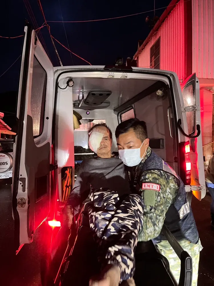 軍方載送災區傷病患就醫。軍方提供