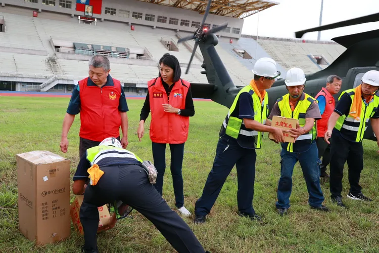 南投縣長許淑華關切物資運補情況。縣府提供