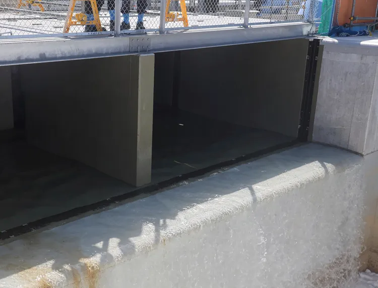 經稀釋的核廢水溢流出第二道關卡，將流入海底隧道，排放入海。美聯社