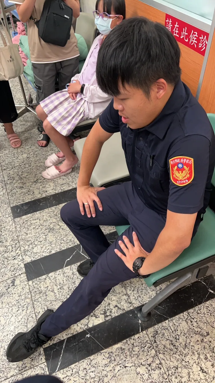 勇警攔捕毒蟲導致多處擦挫傷。翻攝畫面