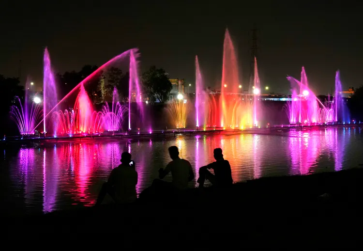 印度為了G20，在新德里的亞穆納河沿岸，設立音樂噴泉燈光秀。美聯社