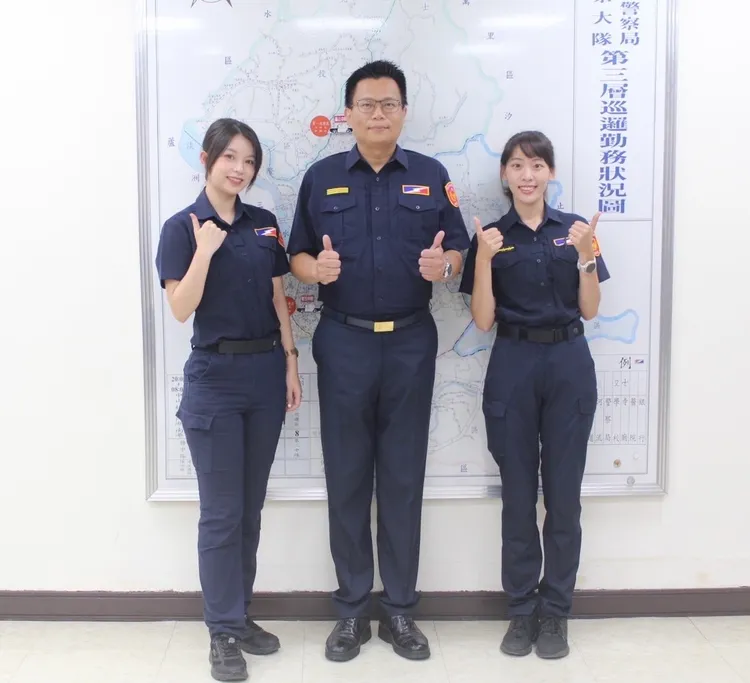 保安大隊大隊長陳建龍與雙警花（左許于婕、右黃書伶）合影。保大提供