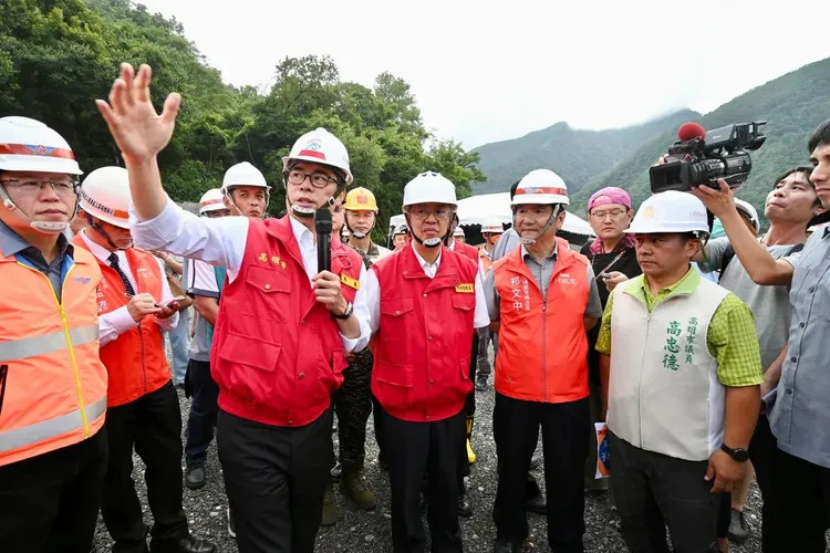 陳建仁7日也到高雄市勘災，由市長陳其邁說明受災情況。資料照片