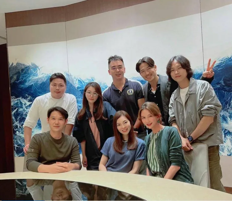 曾馨瑩（前排中）和林志玲（前排右）有不少共同好友，後排右二為林志玲老公AKIRA。