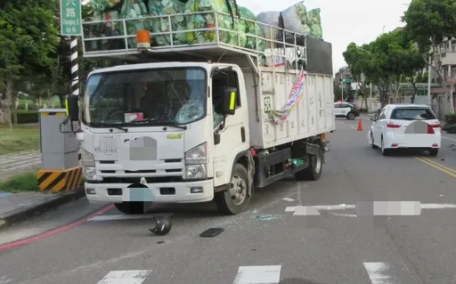 台中機車路口撞轎車 騎士噴飛再撞資源回收車!23歲男慘死