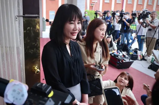 謝典林退黨幫郭台銘連署 胞姊謝衣鳯:地方不希望郭參選