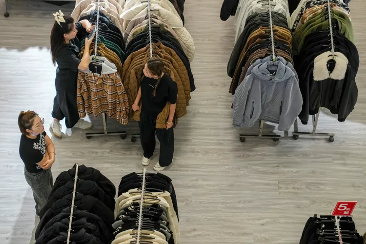 北京一處購物商場20日開始促銷秋裝。美聯社