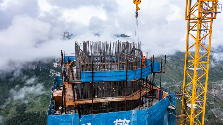 須裁20%公務員的「西南某省」，除了可能是雲南，貴州也被點名；圖為貴州公路集團工人，正為花江峽谷大橋施工。新華社