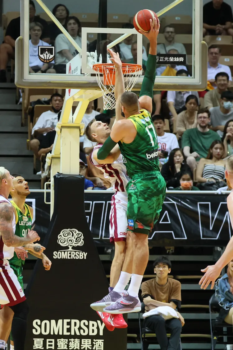 大V演出單手暴扣。  T1提供