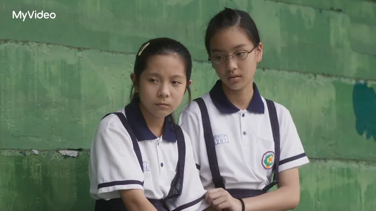 蔡安妍（左）飾演的班長，是男主角翰旻班上好友。MyVideo提供