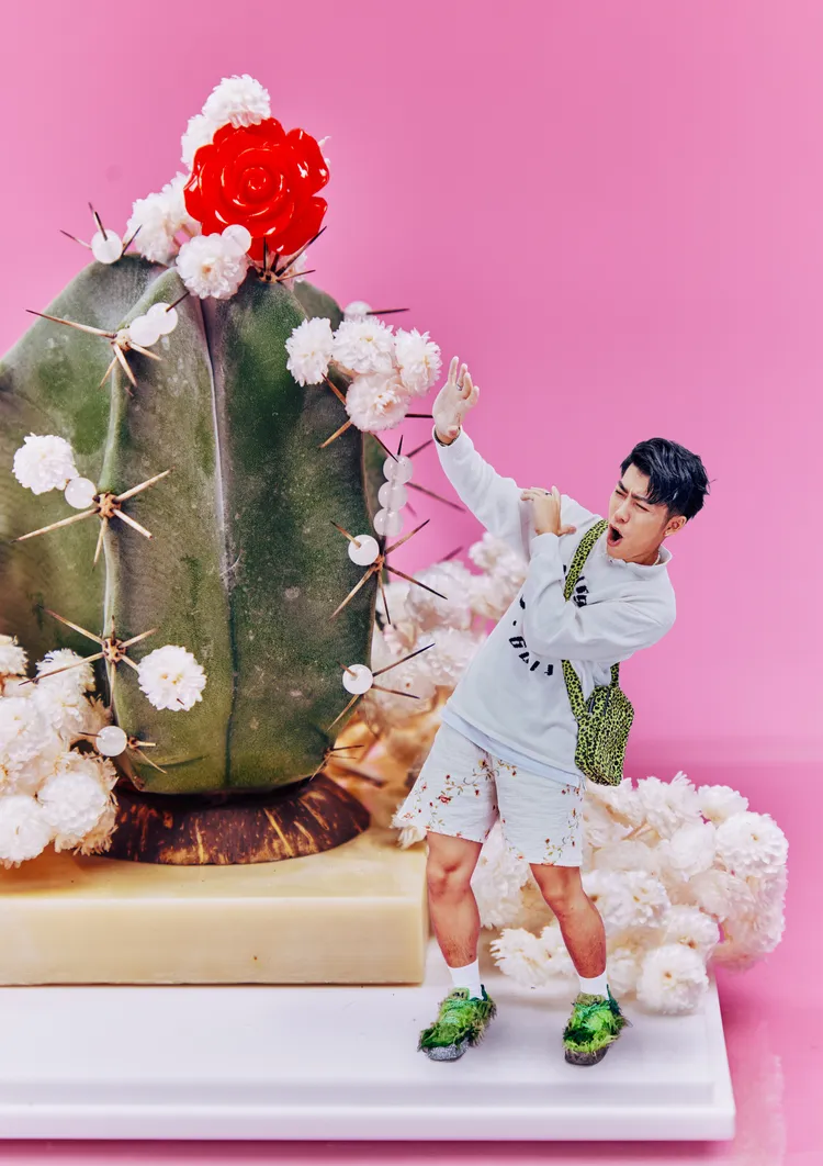 王ADEN像是被「哆啦Ａ夢」的「縮小燈」照到成為與花草植物同等比例的人。本人提供