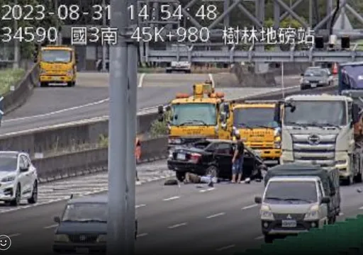 疑變換車道搶快　男駕駛國道挨撞車頭轉180度「人飛出車外」　