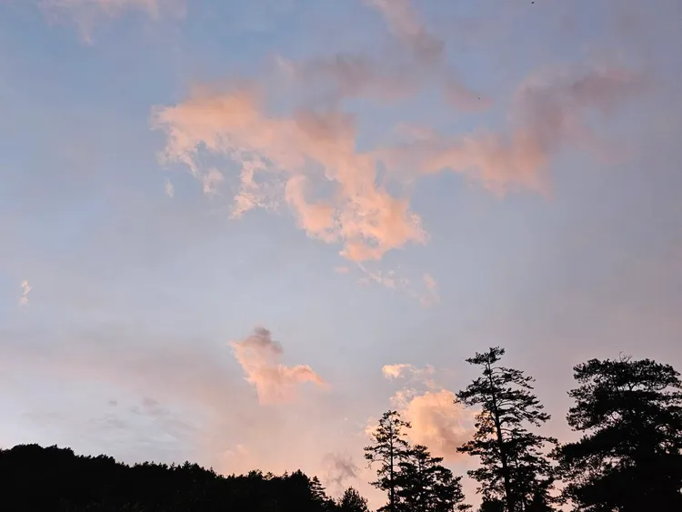 武陵農場昨天黃昏還出現類似火燒雲的景觀。武陵農場提供