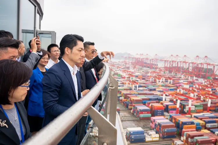 蔣萬安參觀洋山港。北市府提供