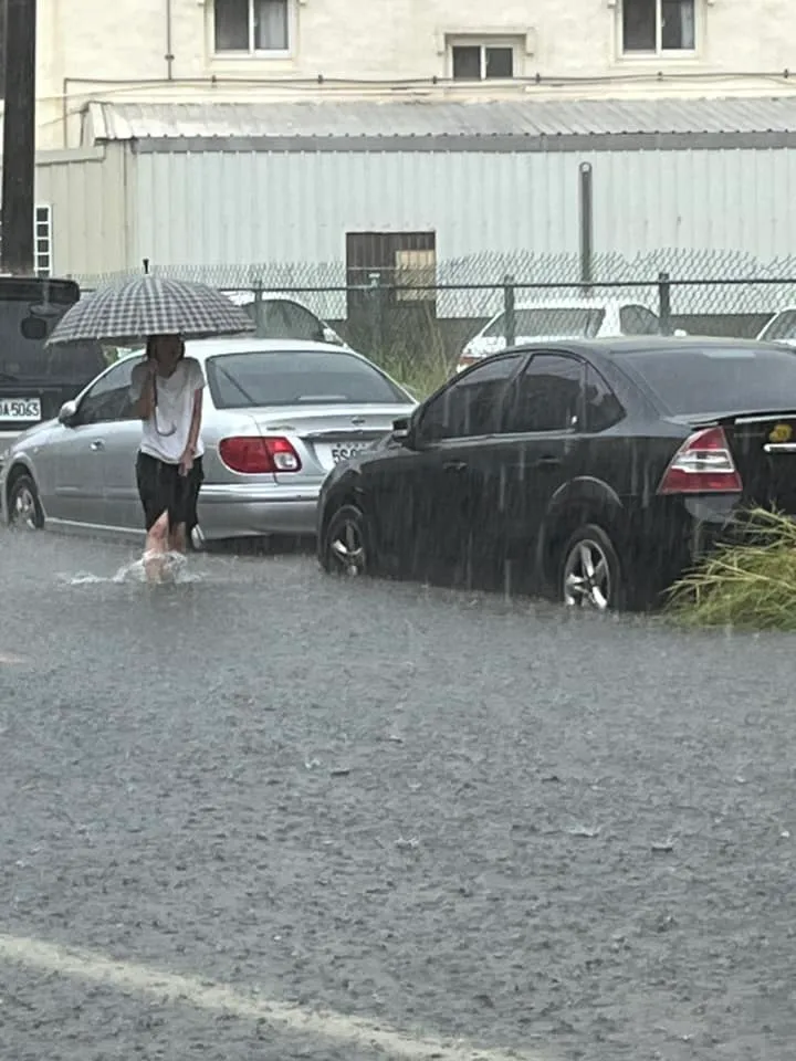 民眾拍下台南現況。翻攝自「我住台南安南區」臉書
