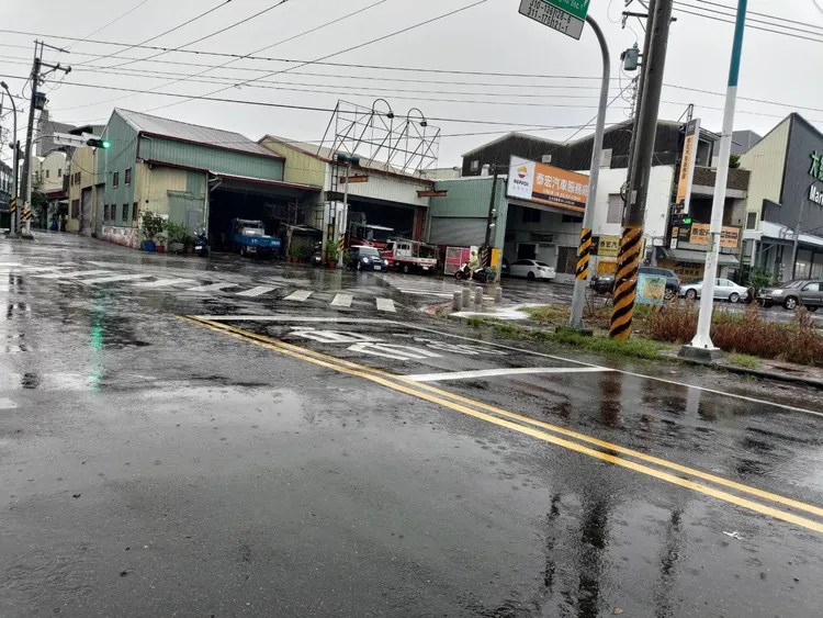 13：50，安中一街口退水。翻攝自黃偉哲臉書