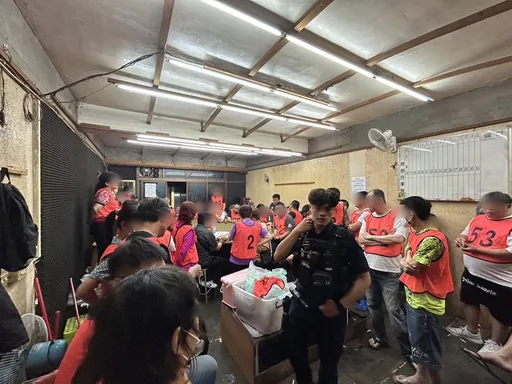 天九牌賭場藏身洗車場樓上　中壢警逮55人、扣4萬賭資