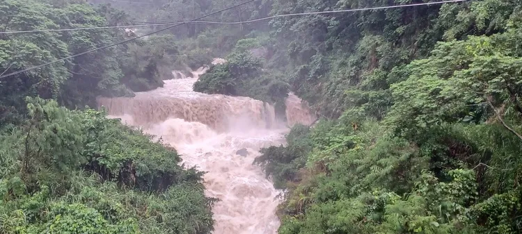 瑪夏區達卡努瓦溪水勢湍急。原民會提供
