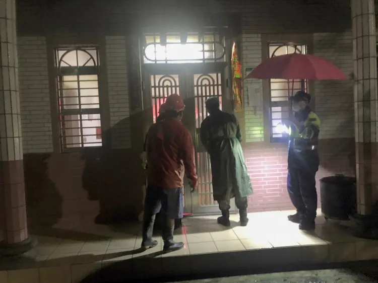 相關單位派員挨家挨戶勸告撤離。原民會提供