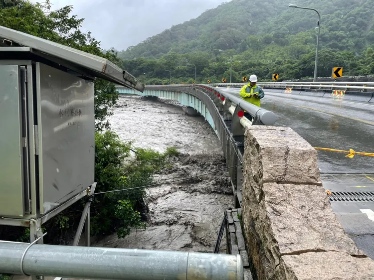 撒拉阿塢橋下溪水暴漲。原民會提供